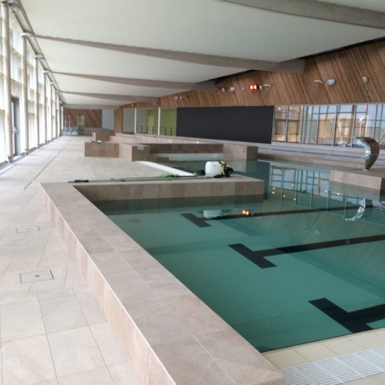 vue-nouvelle-halle-bassin-centre-nautique-craon-renforcement-cruard-charpente